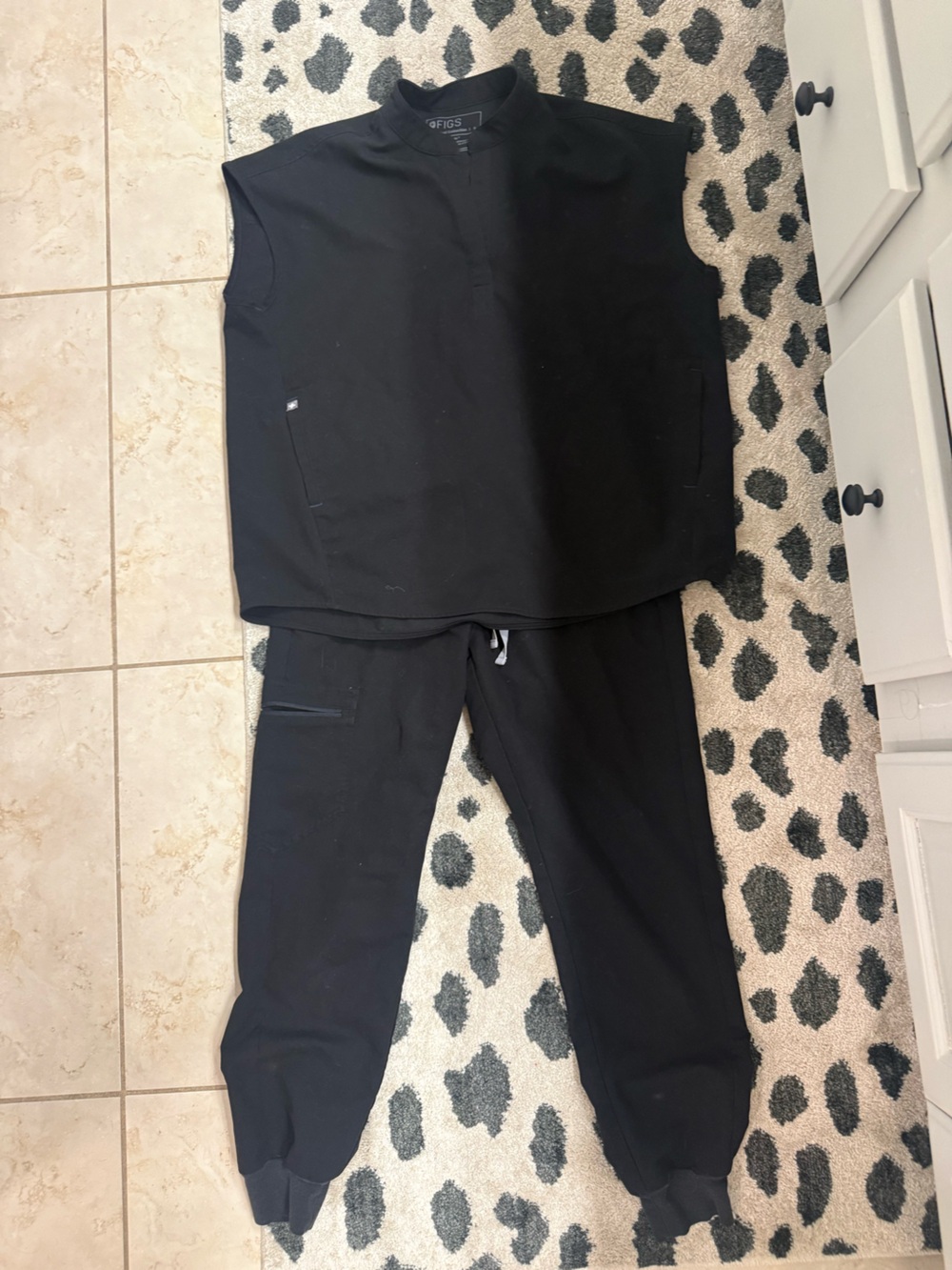 Figs Women's Black Sleeveless Sweatshirt & Jogger Set